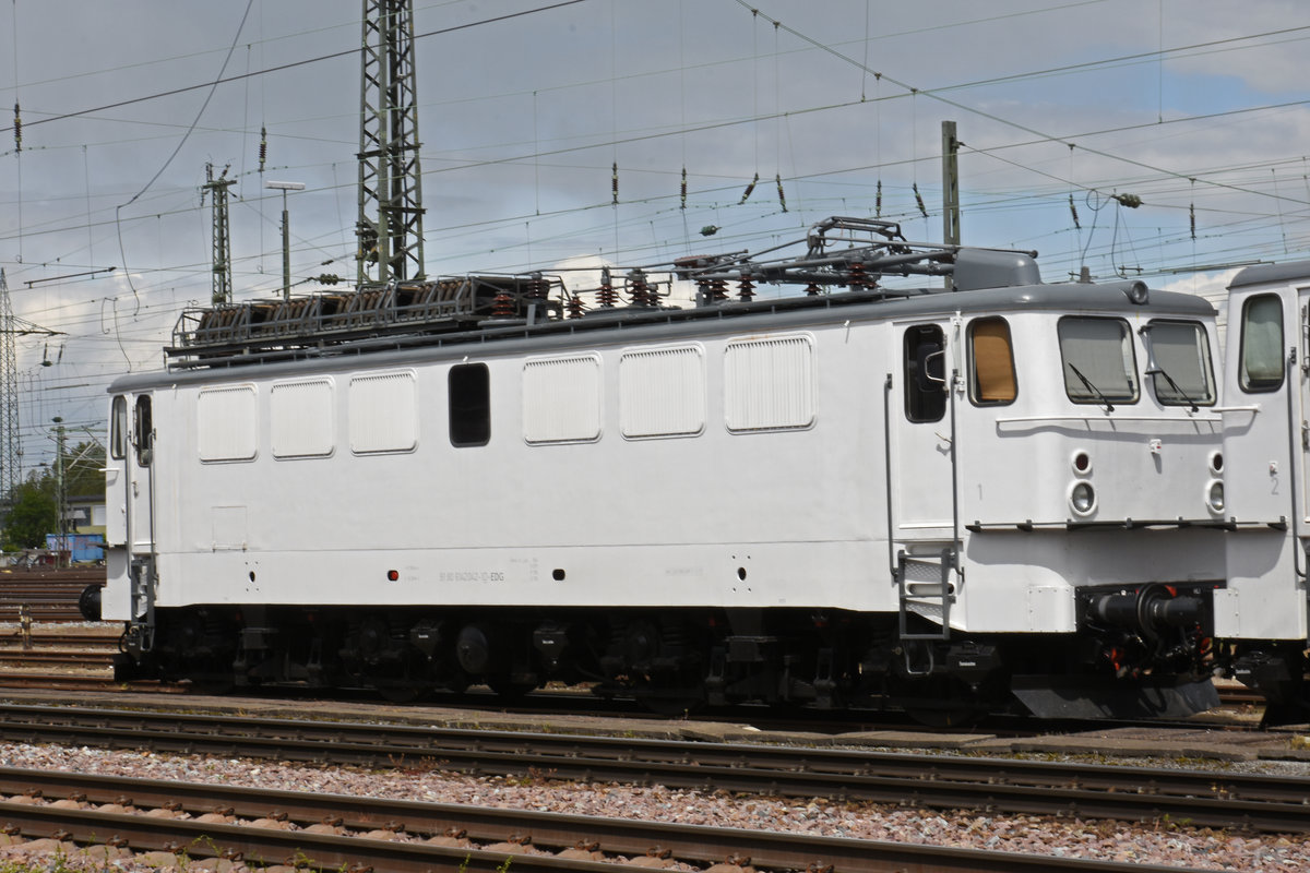 Lok 142 042-1 steht auf einem Nebengleis beim badischen Bahnhof. Die Aufnahme stammt vom 05.05.2019.