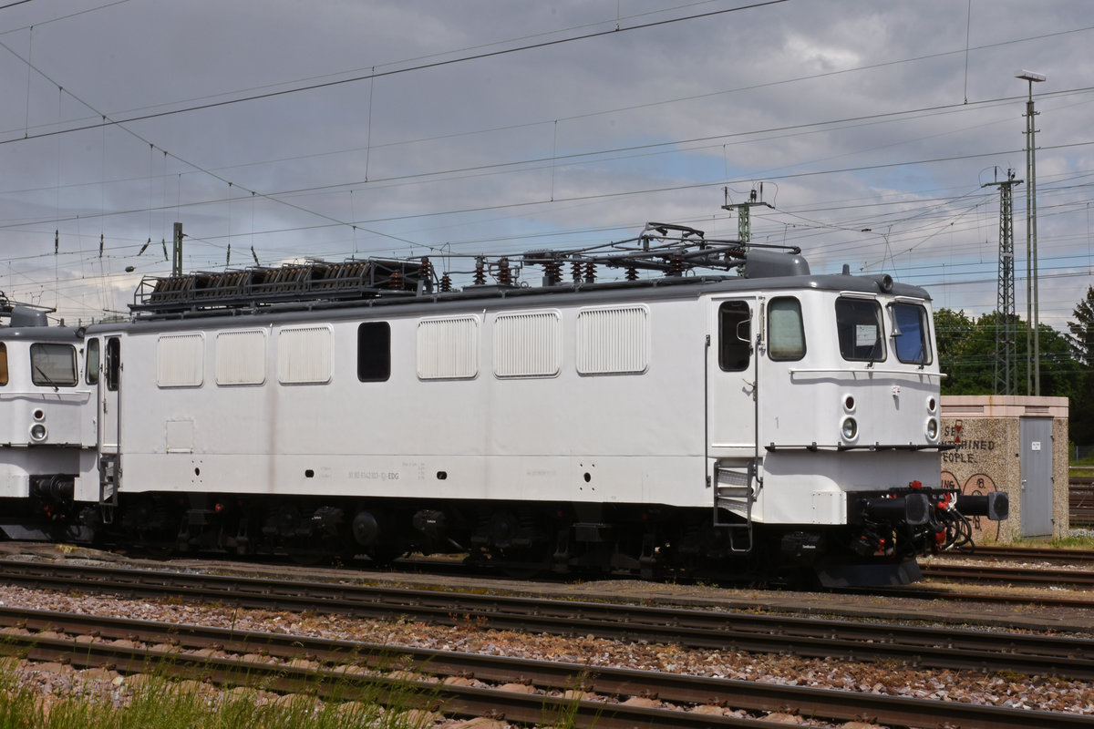 Lok 142 103-1 steht auf einem Nebengleis beim badischen Bahnhof. Die Aufnahme stammt vom 05.05.2019.