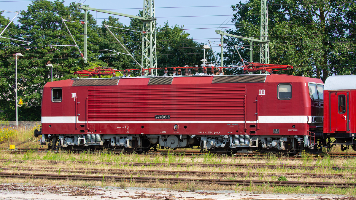 Lok 143 005 mit einer Sonderfahrt des Lausitzer Dampflok Club e.V. von Cottbus nach Binz in Bergen auf Rügen abgestellt. - 24.07.2021
