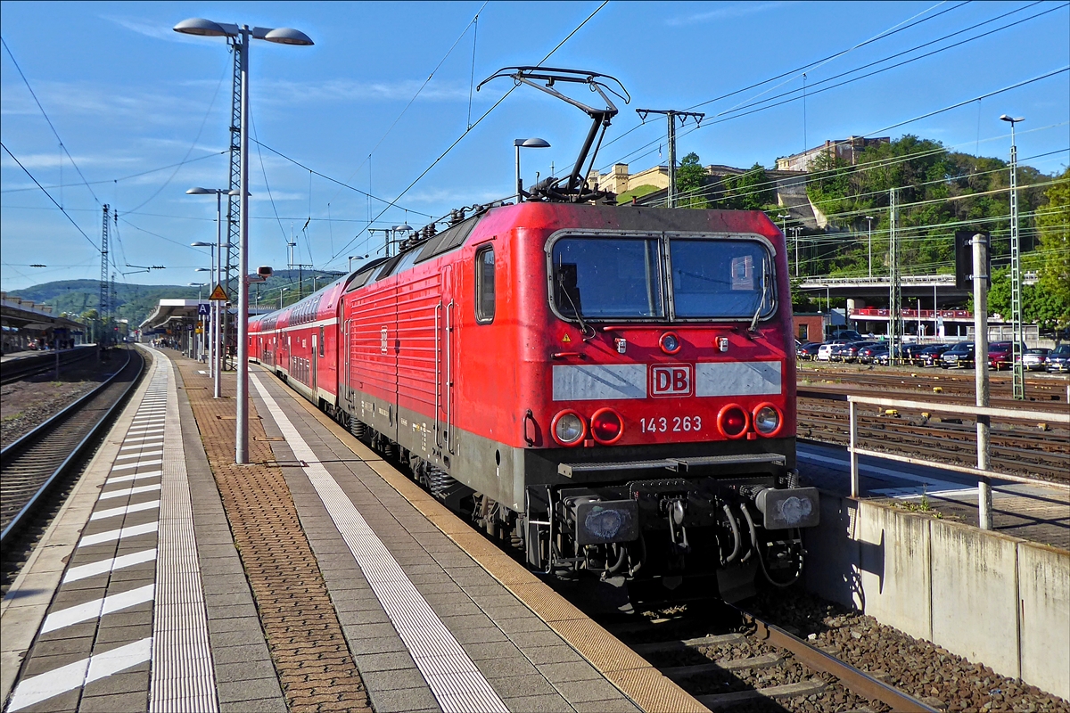 Lok 143 263 schiebt ihren Zug die letzten Meter in das Kopfgleis vom Bahnhof Koblenz. 14.05.2019 (Hans)