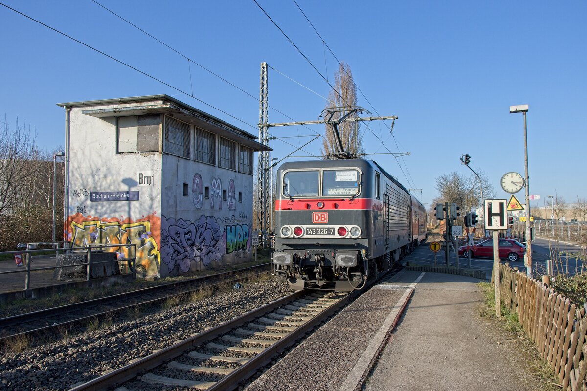 Lok 143 326-7 von DB Gebrauchtzug in Diensten der WFL vor dem Stellwerk Bochum-Riemke Brn (04.03.2022)