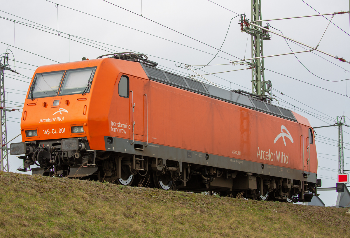 Lok 145 081 abgestellt vor einem Prellbock auf dem Bahnhof Stralsund Rügendamm. - 22.02.2022
