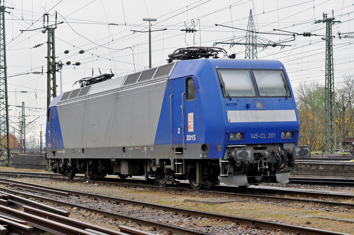 Lok 145 097-7 wartet auf einem Nebengleis beim Badischen Bahnhof auf den nächsten Einsatz. Die Aufnahme stammt vom 07.11.2017.