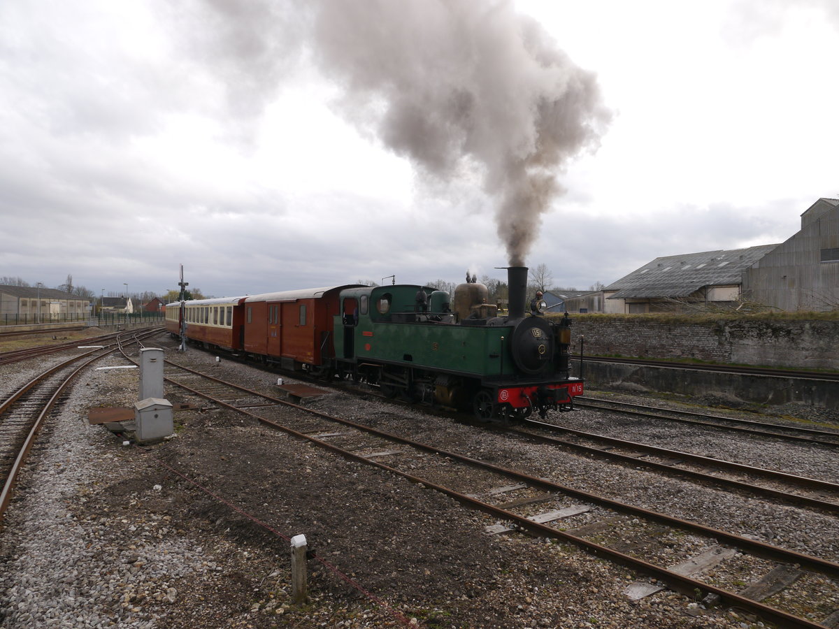 Lok 15 der CFBS fährt mit ihrem Zug nach dem Kopfmachen in Noyelles-sur-Mer nach Saint-Valery. Die Dampflok mit der Achsfolge 1'C wurde 1920 in Belgien von der Firma Haine-St-Pierre gebaut und war ursprünglich auf der Strecke Noyon-Guiscard-Lassigny der Bahnen des Départements Oise im Einsatz.
26.03.2016  Noyelles-sur-Mer 
(Aufnahme aus dem parallel dazu nach Le Crotoy fahrenden Zug)
