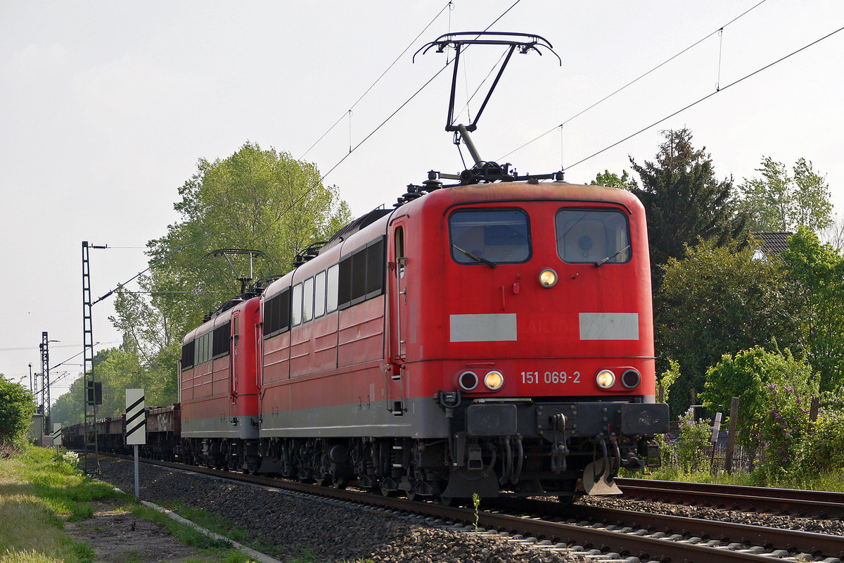 Lok 151 069-2 und Schwesterlok am 29.04.2019 in Bösinghoven.