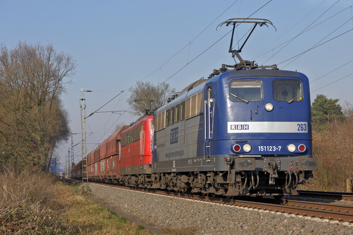 Lok 151 123-7 und Schwesterlok mit dem Ganzzug am 08.02.2028 in Lintorf.