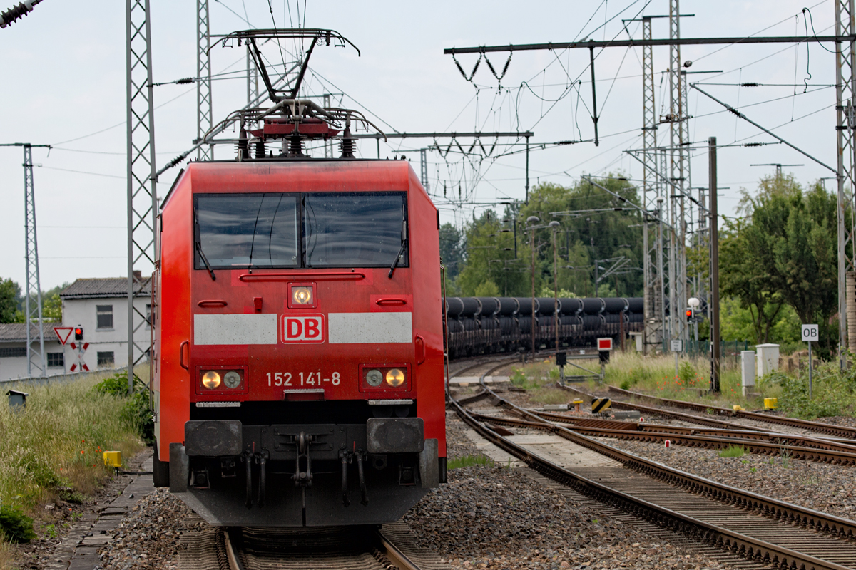 Lok 152 141 mit einem  Rohrzug für die Gaspipeline Nord Stream 2 vor dem Bahnsteig 1 in Pasewalk Richtung Stralsund. - 26.05.2018