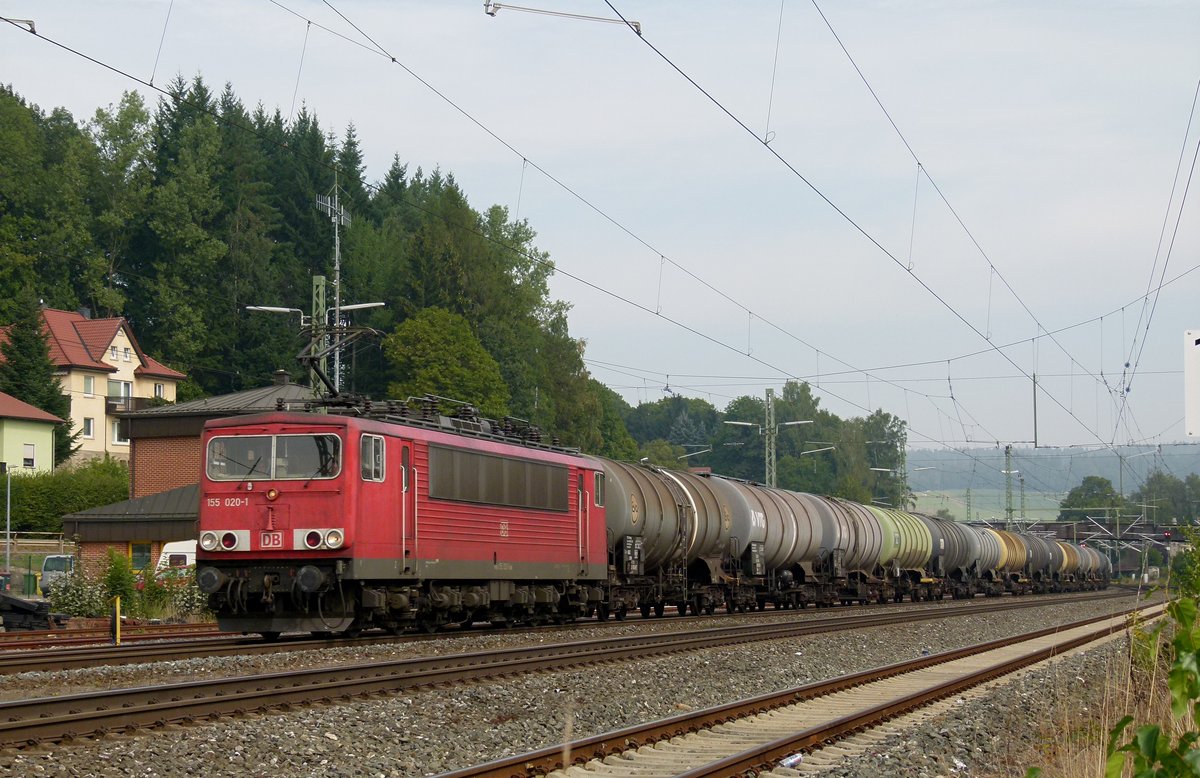 Lok 155 020 fährt mit einem Kesselwagenzug in Richtung Lichtenfels durch den Bahnhof Kronach