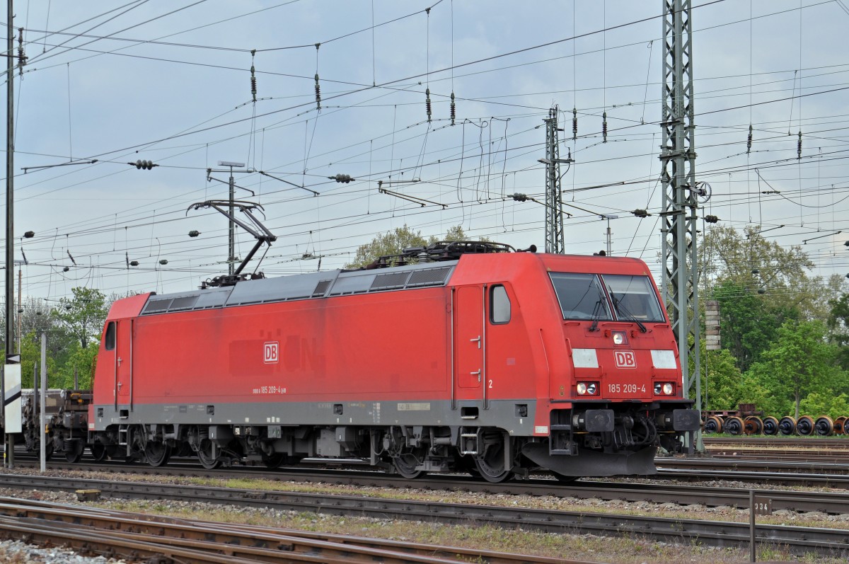 Lok 158 209-4 durchfährt den Badischen Bahnhof. Die Aufnahme stammt vom 28.04.2015.