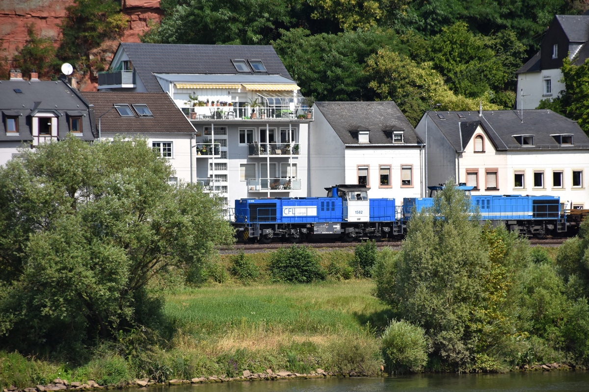 Lok 1582 Vossloh MaK G 1206 der CFL (mit Schwesterlok BUVL 1522) am 28.07.2018 am westlichen Moselufer in Trier (Trierer Weststrecke) auf dem Weg Richtung Luxemburg.