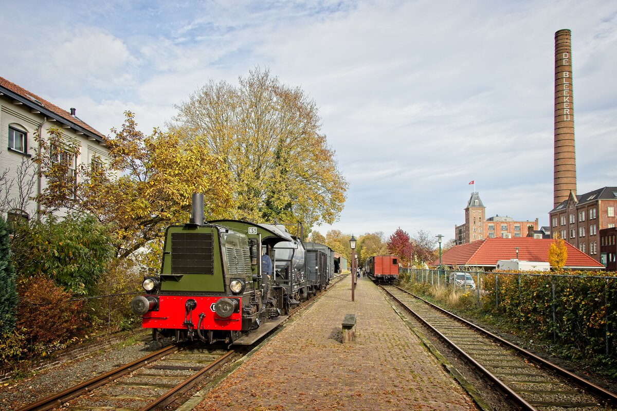 Lok 17 der MBS zieht einen Güterzug aus Boekelo nach Haaksbergen (31.10.2021)