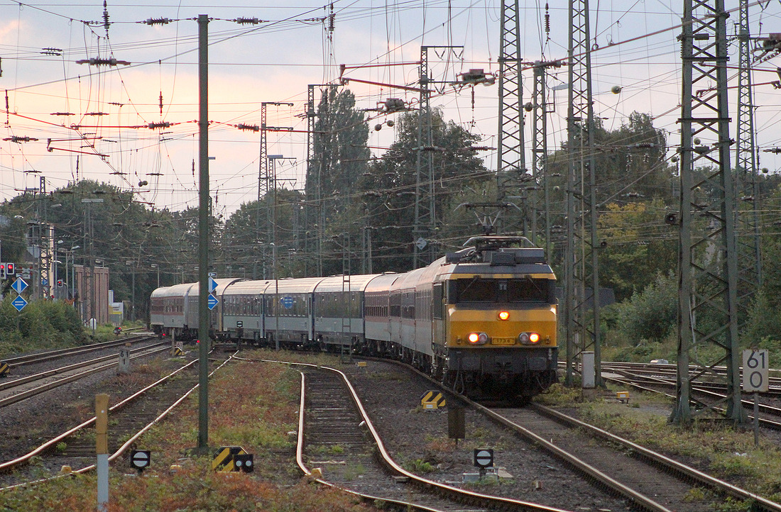 Lok 1736 der NS erreicht mit einem (aktuell nicht mehr verkehrenden) Nachtzug den Bahnhof Emmerich.
Aufnahmedatum: 12. August 2014