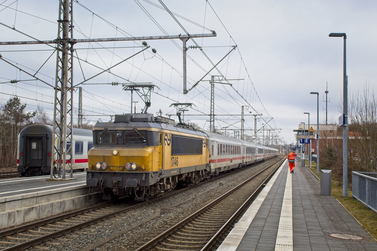 Lok 1746 der NS hat in Bad Bentheim einen IC nach Amsterdam übernommen, während auf dem Nebengleis eine 101 den Gegenzug nach Berlin abholt (27.02.2021) 