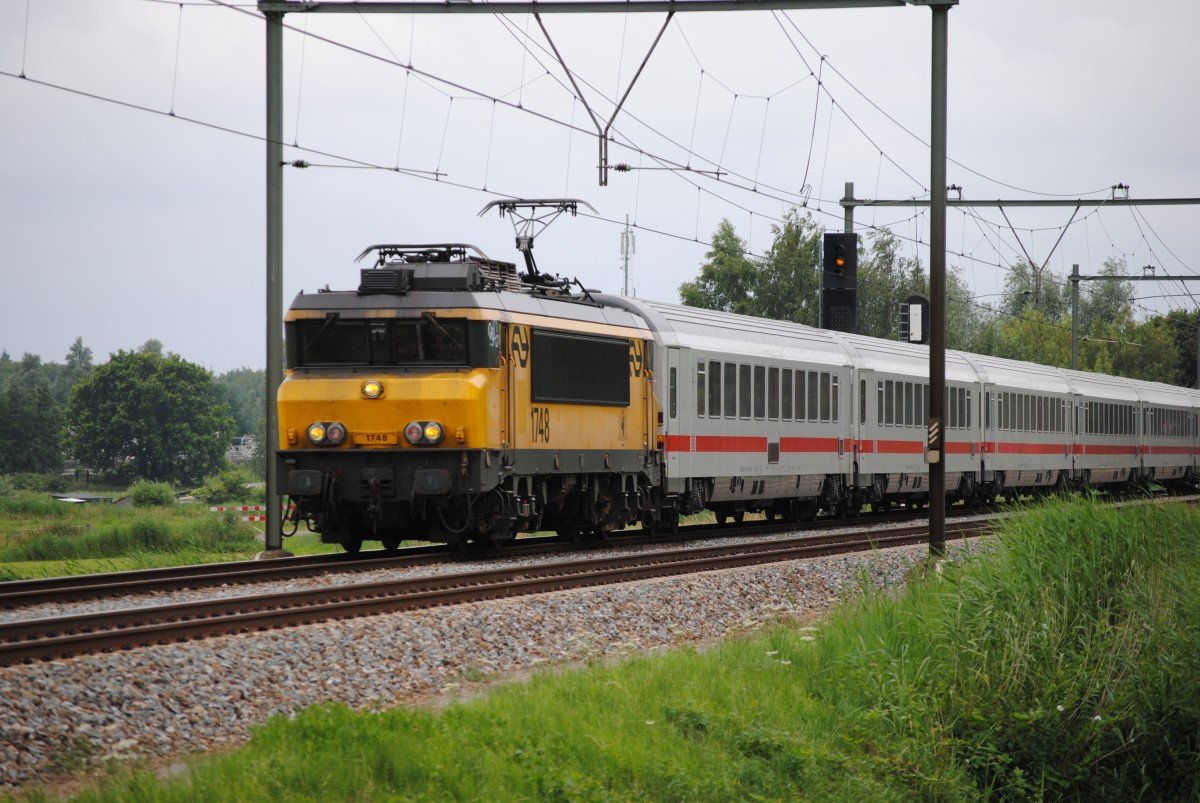 Lok 1748 mit Internationaler DB Zug aus Berlin im richtung Schiphol bei Soest NL.
27-06-2013