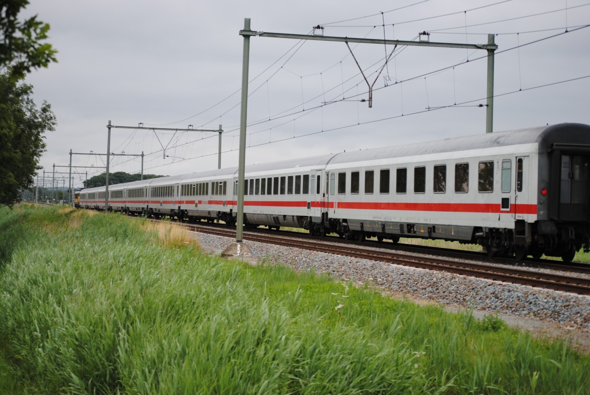 Lok 1748 mit Internationaler DB Zug aus Berlin im richtung Schiphol bei Soest NL.
27-06-2013