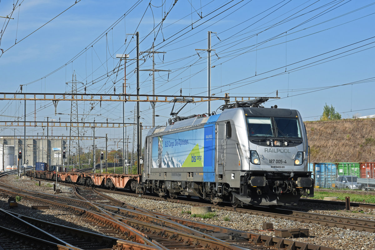 Lok 178 005-4 durchfährt den Bahnhof Pratteln. Die Aufnahme stammt vom 16.10.2018.
