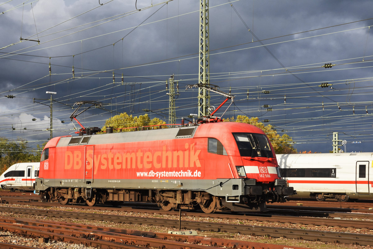 Lok 182 506-6 von DB Systemtechnik durchfährt den badischen Bahnhof. Die Aufnahme stammt vom 06.11.2019.