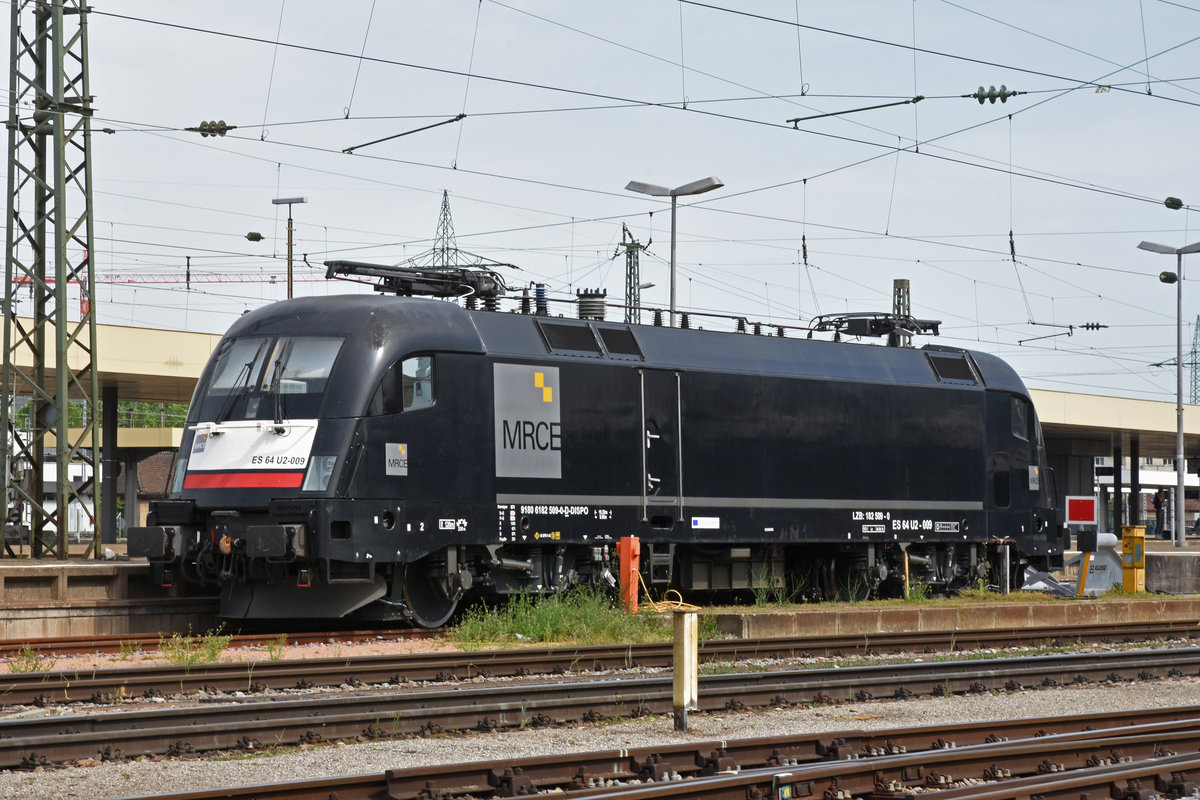 Lok 182 509-0 steht auf einem Abstellgleis beim badischen Bahnhof. Die Aufnahme stammt vom 14.06.2019.