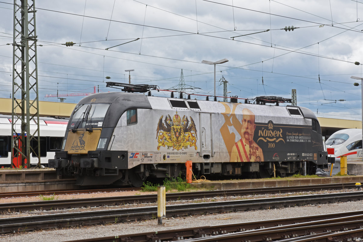 Lok 182 523-1 mit der Werbung für das 100 Geburtstag von Kaiser Franz Joseph, steht auf einem Abstellgleis beim badischen Bahnhof. Die Aufnahme stammt vom 11.05.2019.