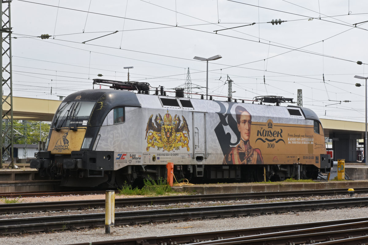 Lok 182 523-1 mit der Werbung für das 100 Geburtstag von Kaiser Franz Joseph, steht auf einem Abstellgleis beim badischen Bahnhof. Die Aufnahme stammt vom 17.05.2019.