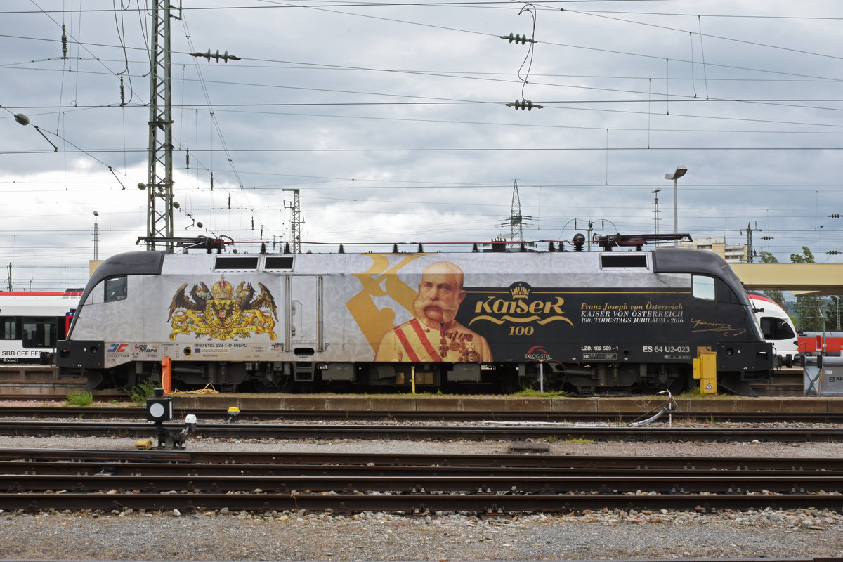 Lok 182 523-1 mit der Werbung für das 100 Geburtstag von Kaiser Franz Joseph, steht auf einem Abstellgleis beim badischen Bahnhof. Die Aufnahme stammt vom 11.05.2019.