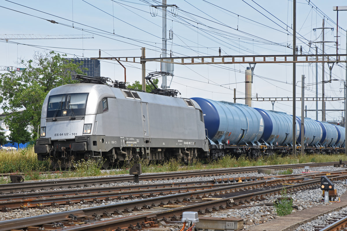 Lok 182 601-5, in Diensten der WRS, durchfährt den Bahnhof Pratteln. Die Aufnahme stammt vom 22.07.2019.