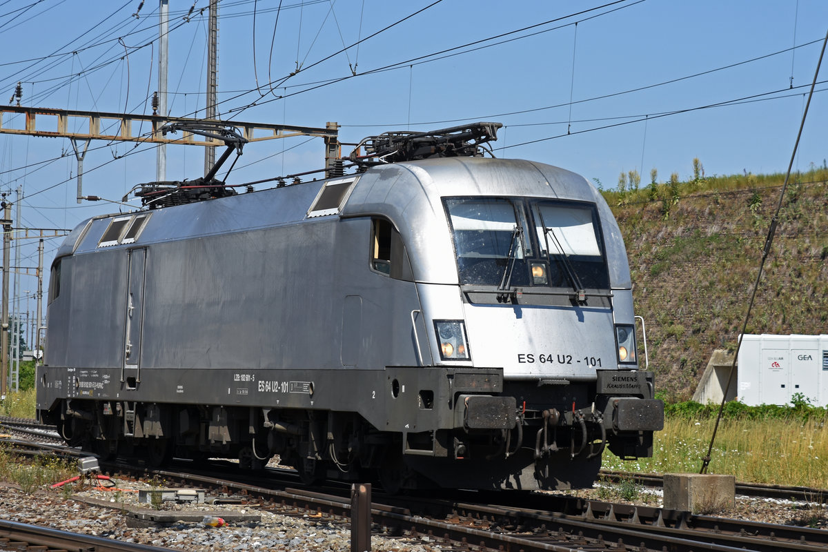 Lok 182 601-5 durchfährt den Bahnhof Pratteln. Die Aufnahme stammt vom 01.07.2019.