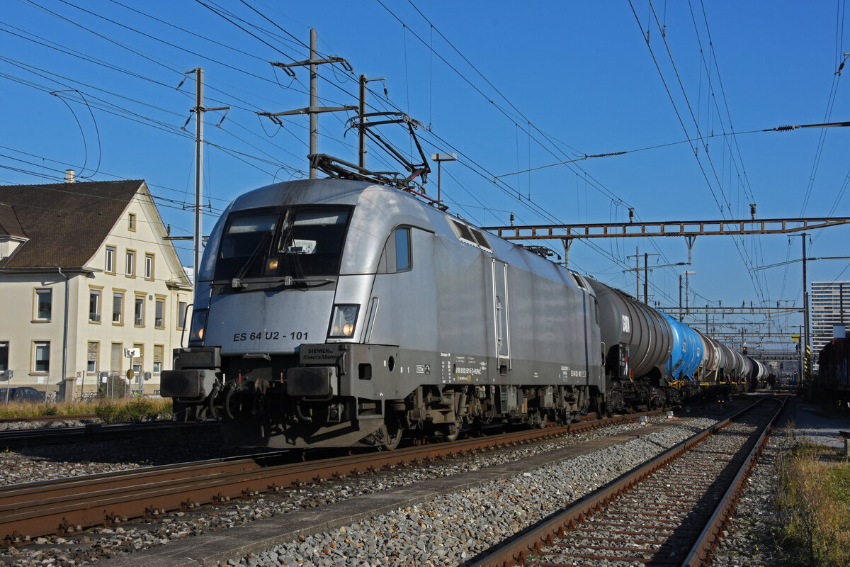 Lok 182 601-5 durchfährt den Bahnhof Pratteln. Die Aufnahme stammt vom 09.11.2021.