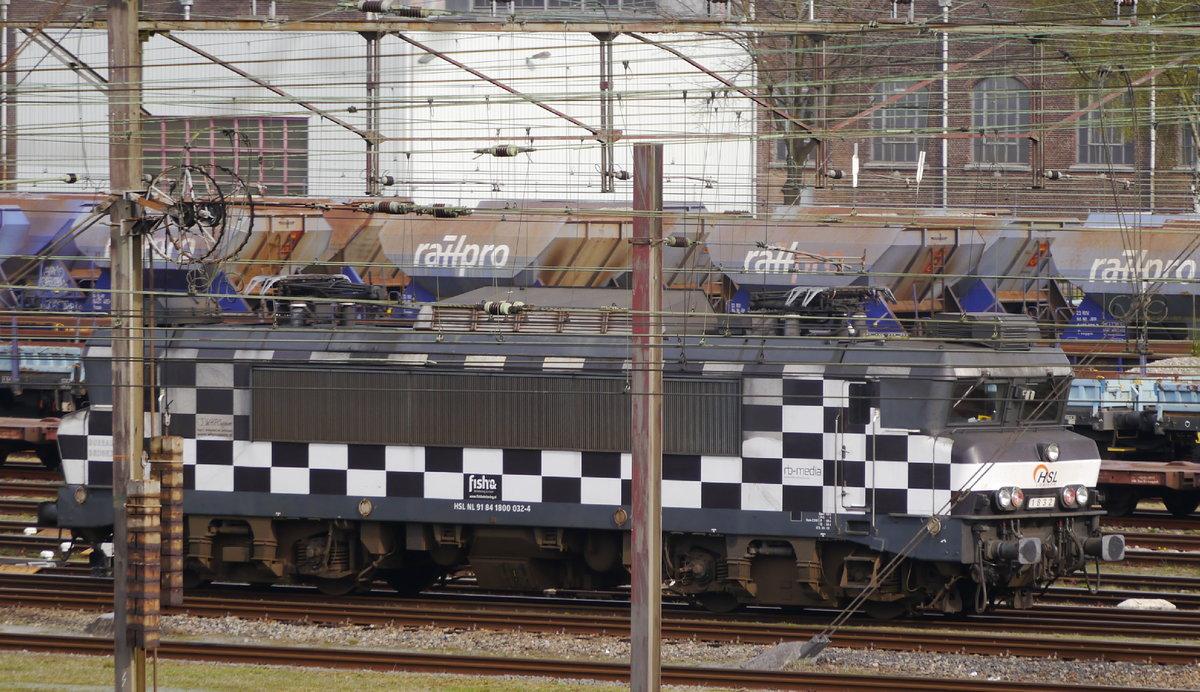 Lok 1832 (91 84 1800 032-4) im charakteristischen HSL-Design, leider nur in ungünstiger Perspektive im Betriebsbahnhof Amersfoort, 31.3.17.