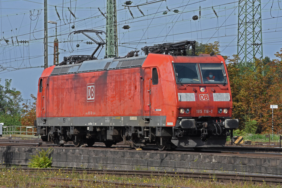 Lok 185 116-1 der DB durchfährt solo den badischen Bahnhof. Die Aufnahme stammt vom 22.09.2021.