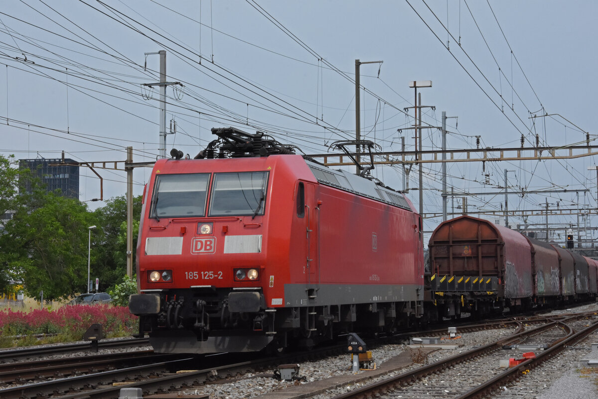 Lok 185 125-2 der DB durchfährt den Bahnhof Pratteln. Die Aufnahme stammt vom 08.06.2021.
