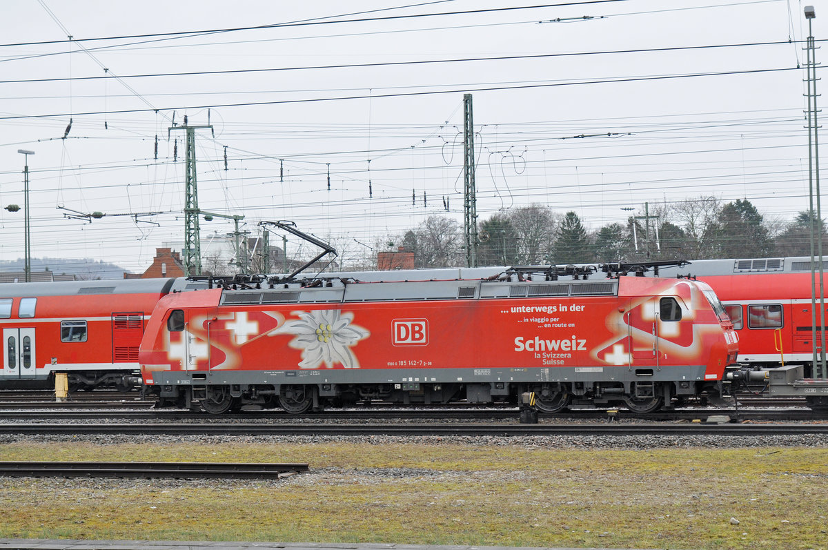 Lok 185 142-7 durchfährt den Badischen Bahnhof. Die Aufnahme stammt vom 10.03.2018.