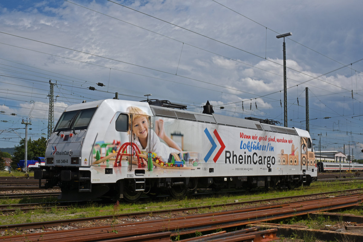 Lok 185 349-8 steht auf einem Abstellgleis beim badischen Bahnhof. Die Aufnhame stammt vom 01.07.2020.