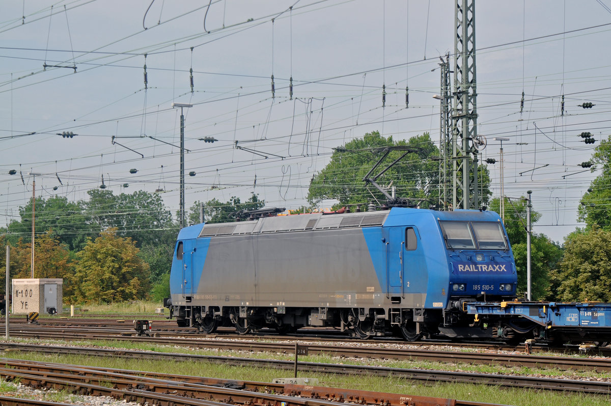 Lok 185 510-5 durchfährt den Badischen Bahnhof. Die Aufnahme stammt vom 03.08.2017.