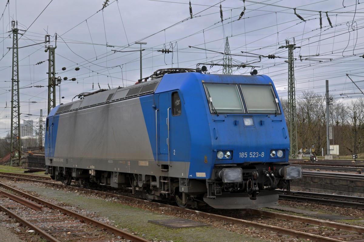 Lok 185 523-8 ist beim Badischen Bahnhof abgestellt. Die Aufnahme stammt vom 28.01.2015.