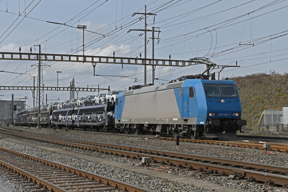 Lok 185 525-3 durchfährt am 23.02.2023 den Bahnhof Pratteln.