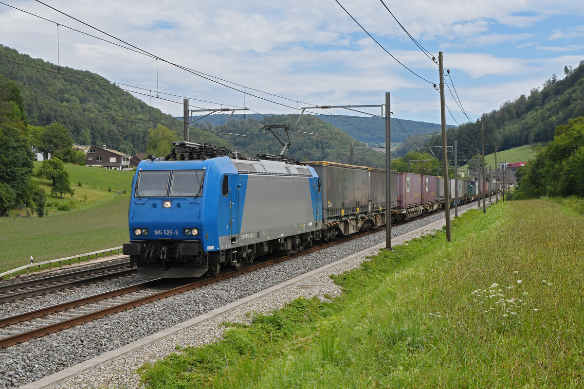 Lok 185 525-3 fährt am 27.07.2023 Richtung Bahnhof Gelterkinden.