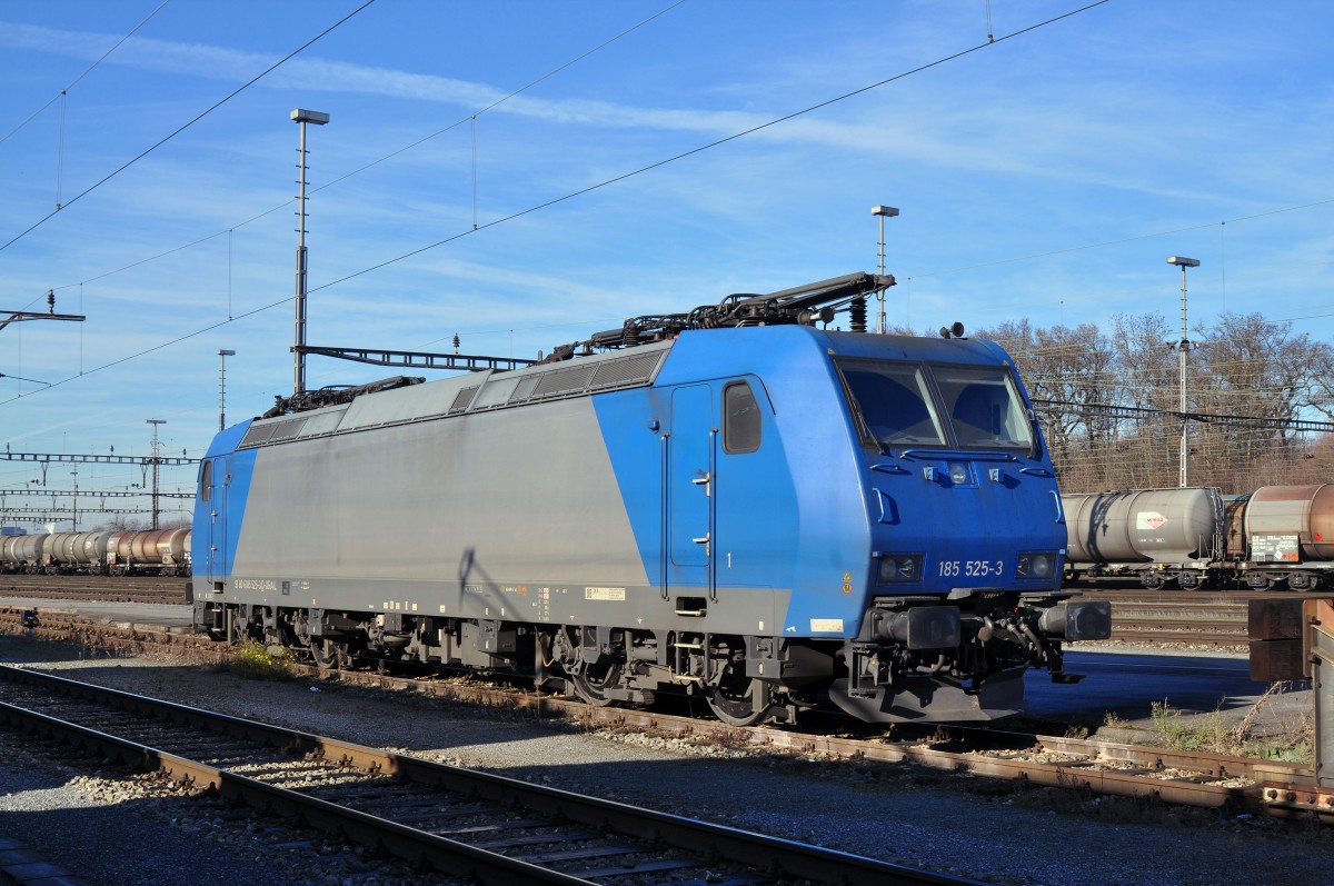 Lok 185 525-3 wartet beim Güterbahnhof Muttenz auf den nächsten Einsatz. Die Aufnahme stammt vom 07.12.2015.
