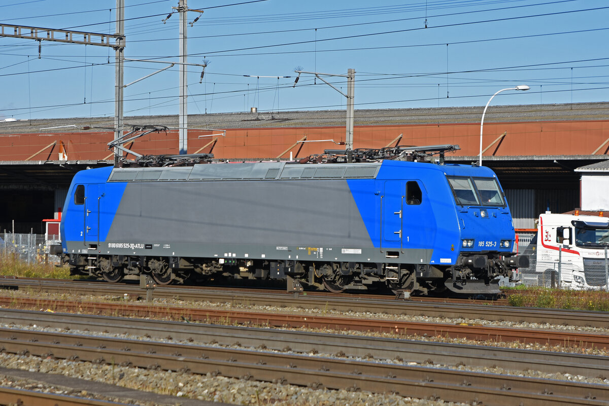 Lok 185 525-3 wird in der Abstellanlage beim Bahnhof Pratteln abgestellt. Die Aufnahme stammt vom 23.10.2021.