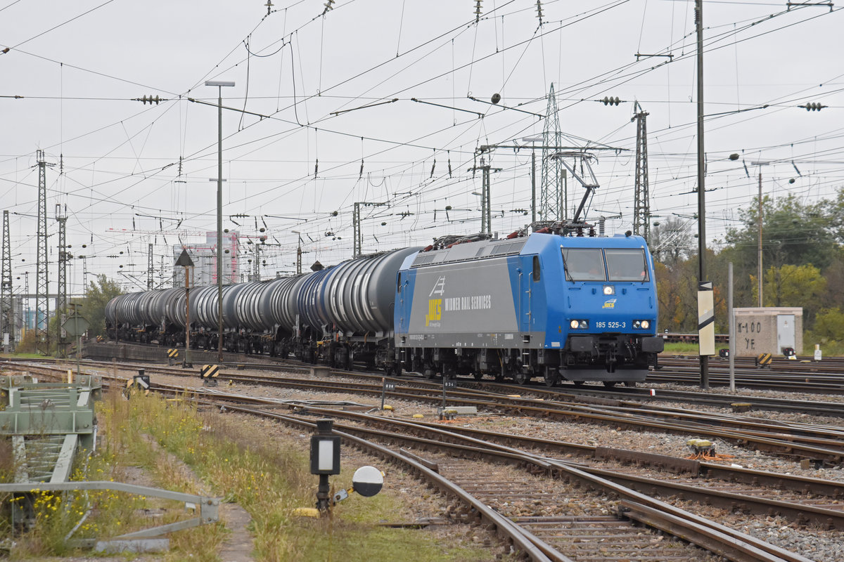 Lok 185 525-3 der WRS durchfährt den badischen Bahnhof. Die Aufnahme stammt vom 31.10.2019.