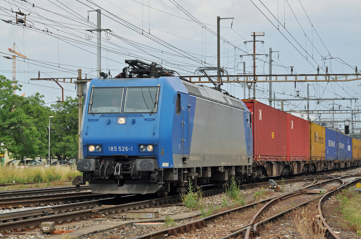 Lok 185 526-1 durchfährt den Bahnhof Pratteln. Die Aufnahme stammt vom 11.07.2016.