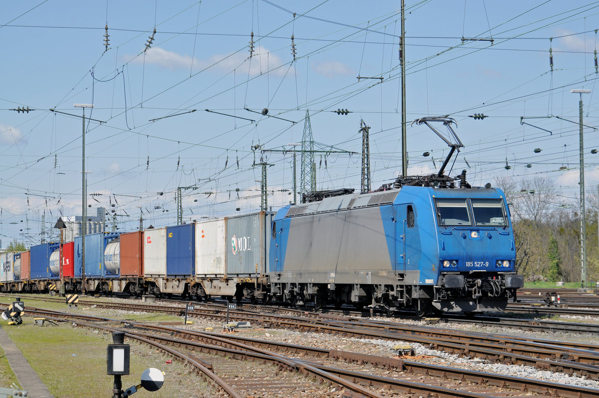 Lok 185 527-9 durchfährt den Badischen Bahnhof. Die Aufnahme stammt vom 01.04.2017.