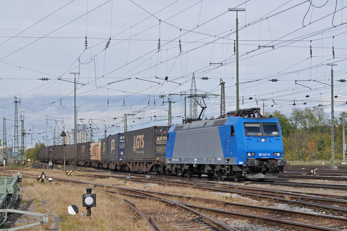Lok 185 527-9 durchfährt den Badischen Bahnhof. Die Aufnahme stammt vom 21.10.2017.