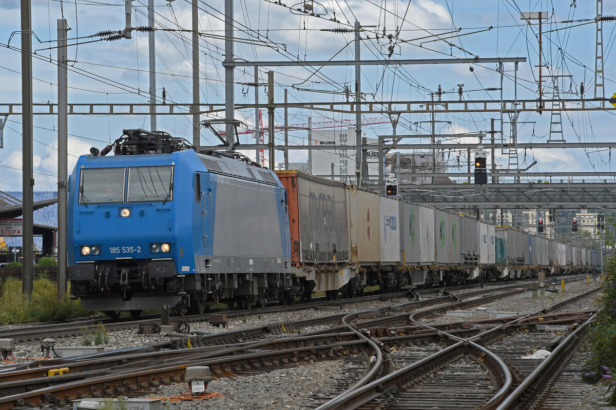 Lok 185 535-2 durchfährt am 01.09.2023 den Bahnhof Pratteln.