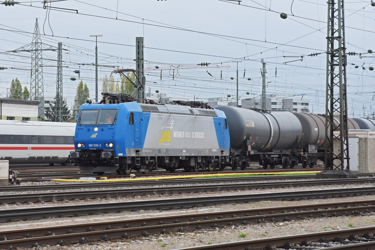 Lok 185 535-2 durchfährt den badischen Bahnhof. Die Aufnahme stammt vom 31.10.2019.