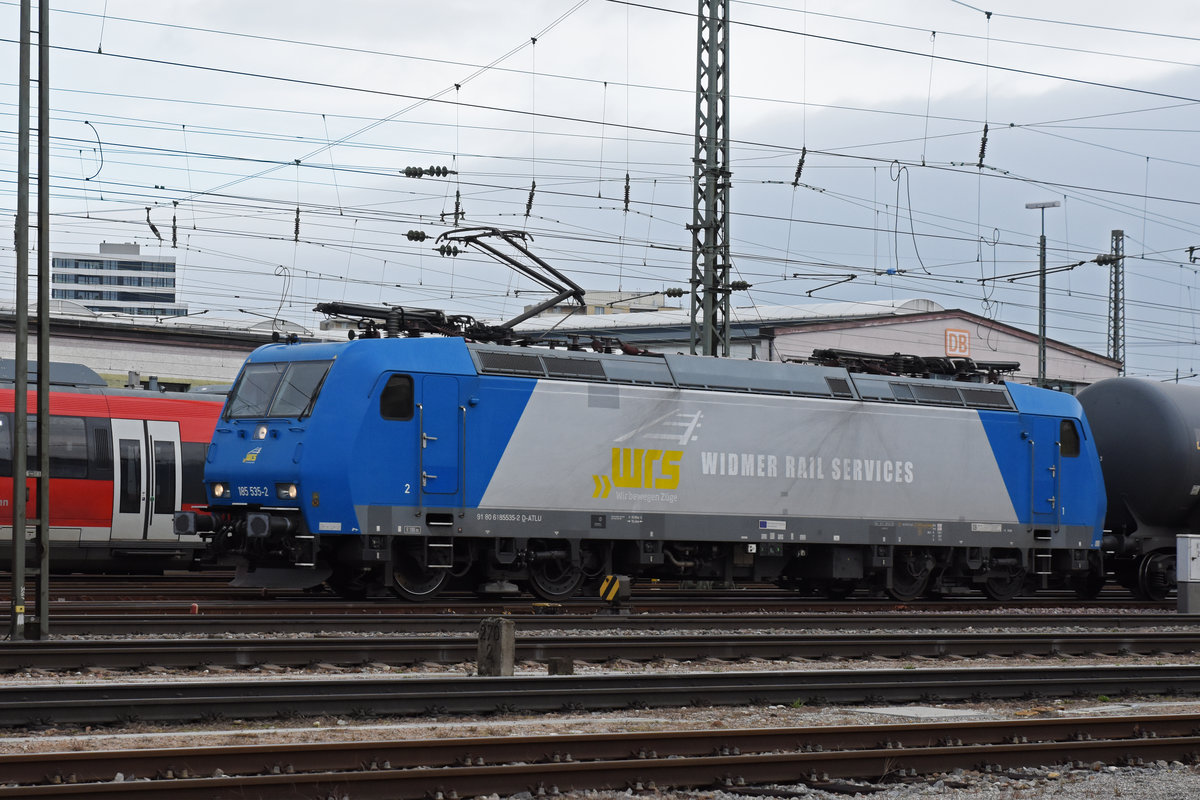 Lok 185 535-2 der WRS durchfährt den badischen Bahnhof. Die Aufnahme stammt vom 31.10.2019.