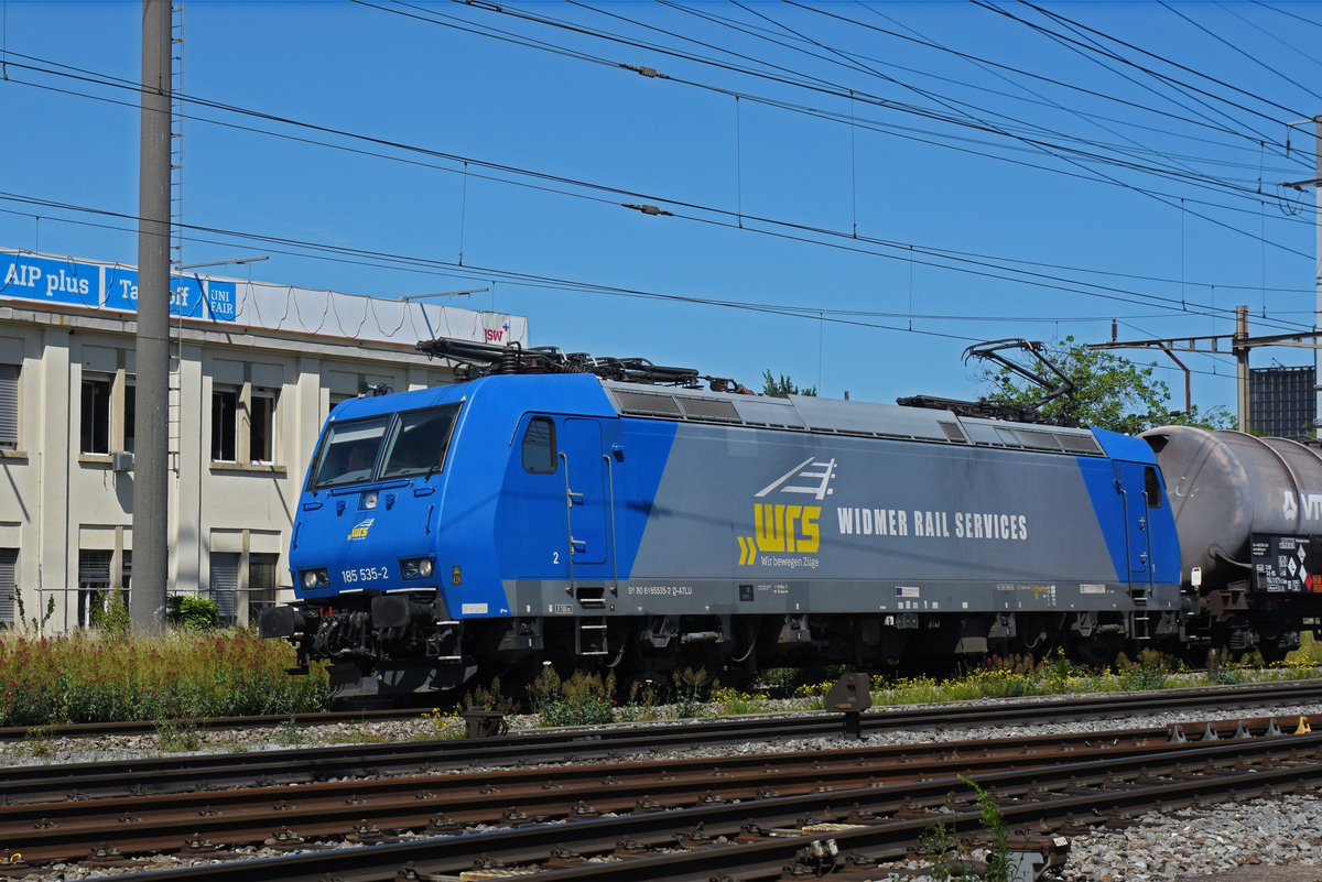 Lok 185 535-2 der WRS durchfährt den Bahnhof Pratteln. Die Aufnahme stammt vom 12.06.2020.