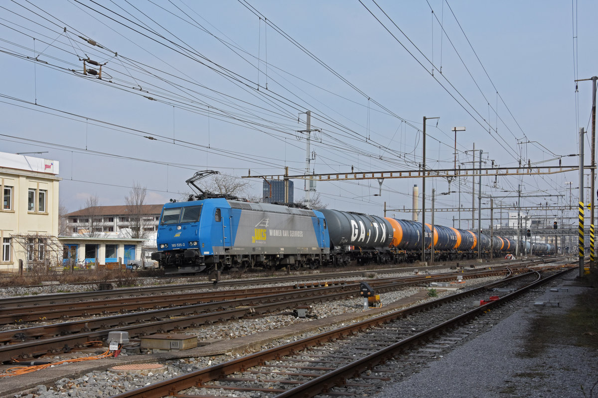 Lok 185 535-2 der WRS durchfährt den Bahnhof Pratteln. Die Aufnahme stammt vom 09.03.2021.