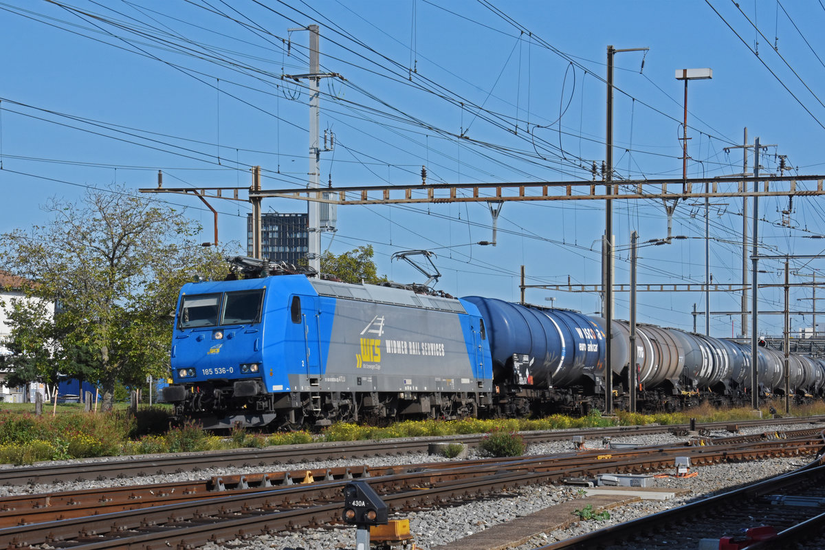 Lok 185 536-0 der WRS durchfährt den Bahnhof Pratteln. Die Aufnahme stammt vom 30.09.2020.