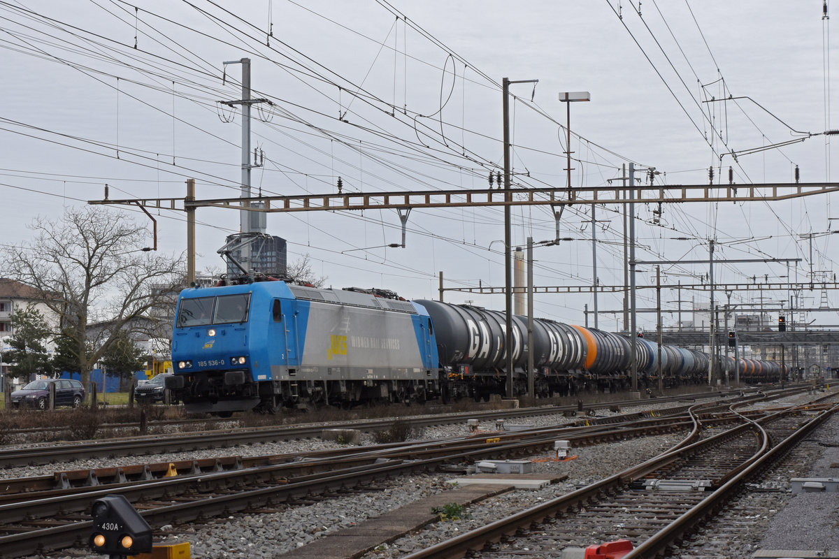 Lok 185 536-0 der WRS durchfährt den Bahnhof Pratteln. Die Aufnahme stammt vom 04.02.2021.